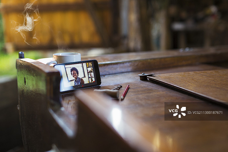 同事在木船上用智能手机进行视频聊天图片素材