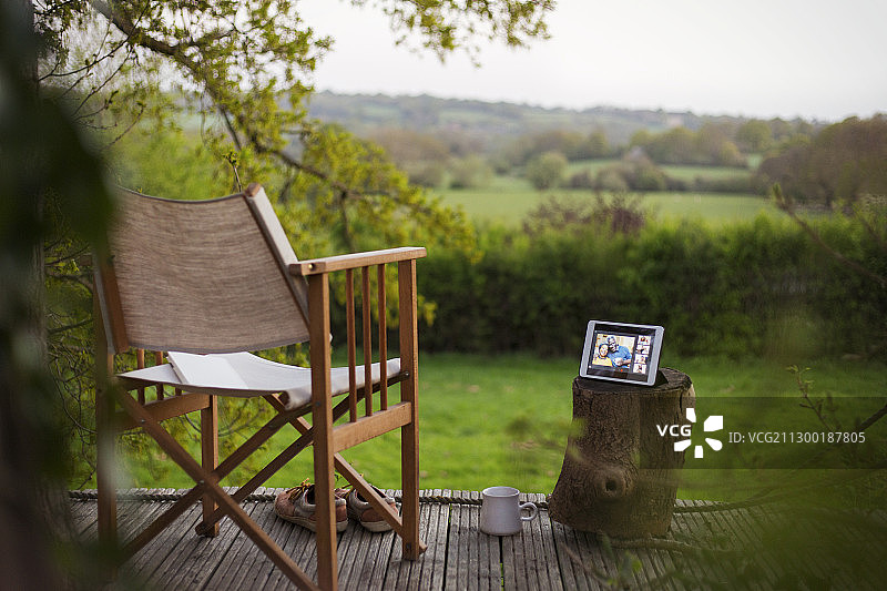 朋友们在田园露台上通过平板电脑进行视频聊天图片素材