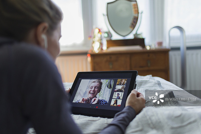 在床上用平板电脑视频聊天的女人图片素材