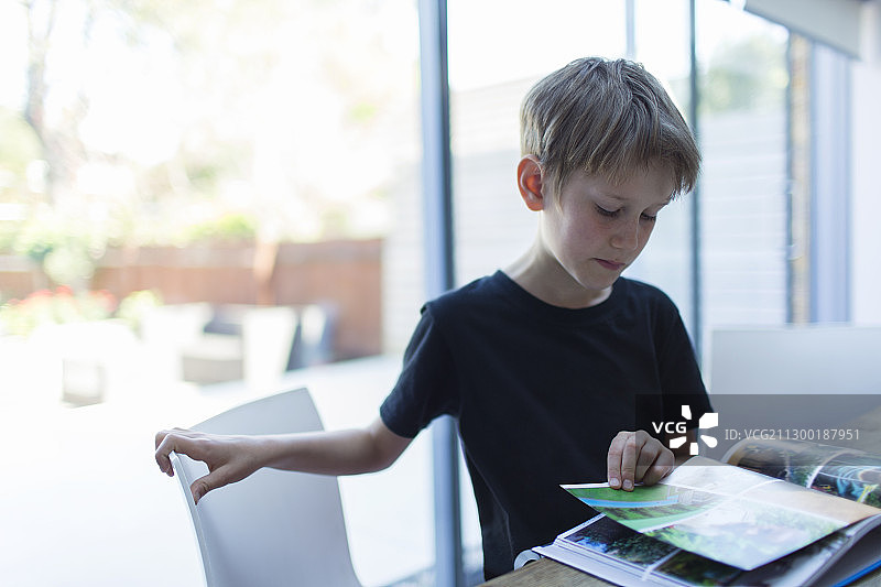男孩看着相册图片素材