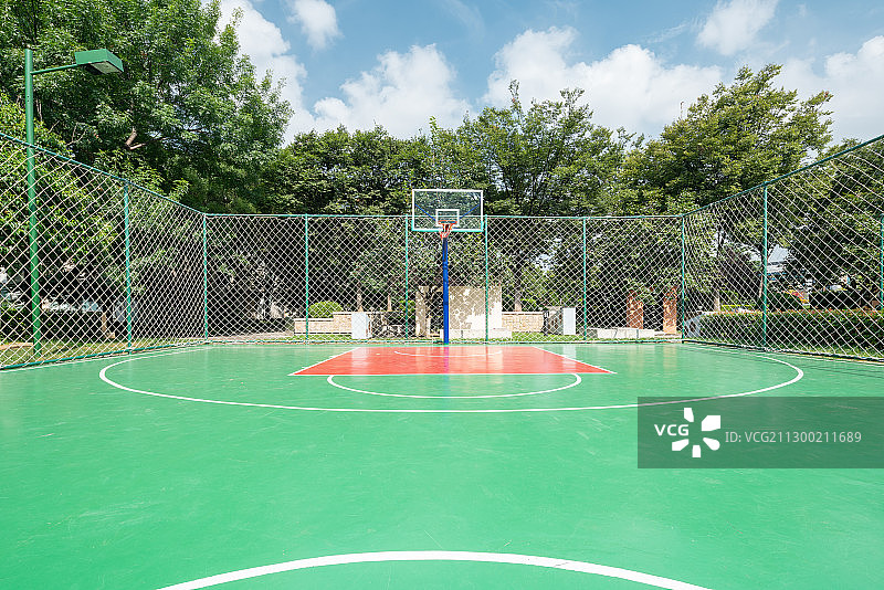 阳光下的篮球场图片素材