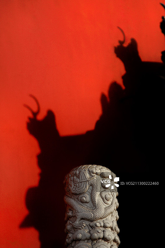 天坛祈年殿里的龙纹望柱与宫殿脊兽剪影图片素材