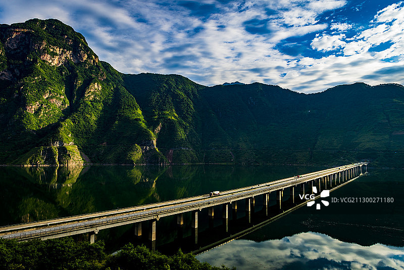 雅西高速穿山越岭图片素材