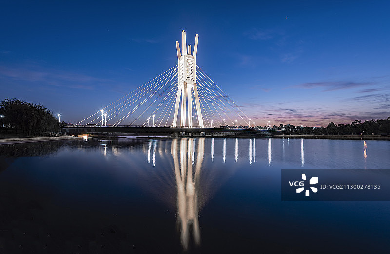 河南郑州市北龙湖湿地公园鼎桥图片素材