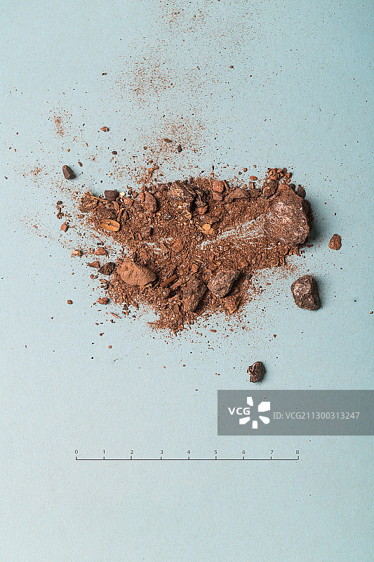 中药矿物药材礞石蓝色背景带标尺棚拍文献科普资料图片素材