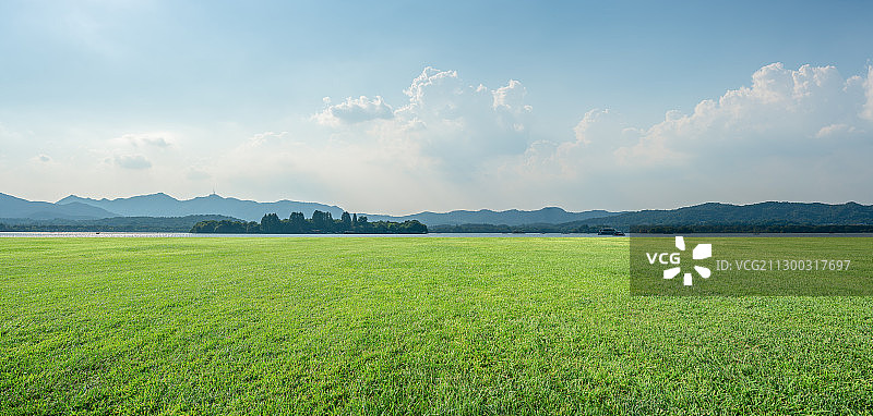 草地远山湖面风景图片素材
