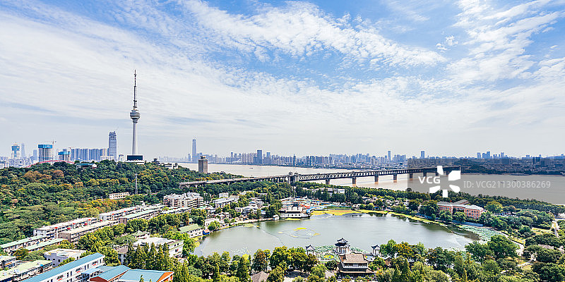 中国湖北武汉龟山电视塔和长江大桥晴天风光图片素材