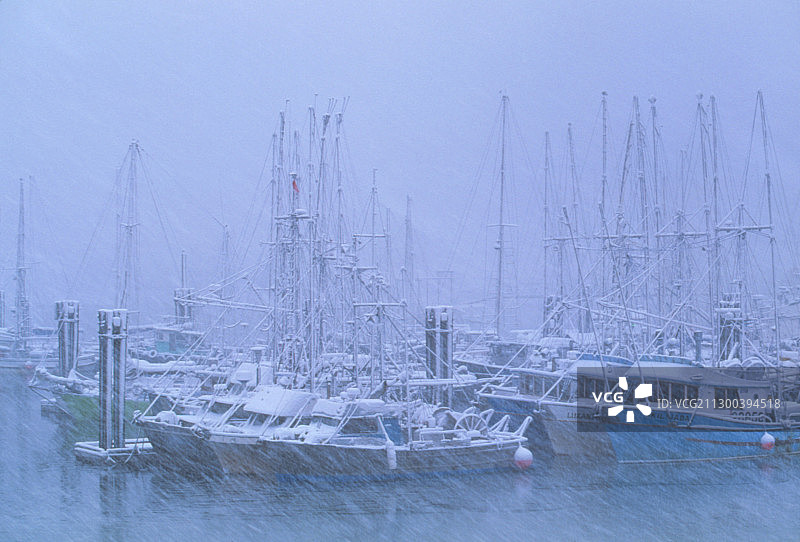 暴风雪中港口的渔船图片素材