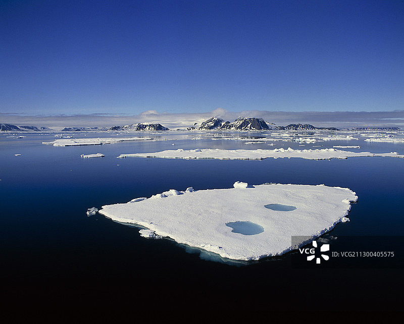 斯匹次卑尔根岛海岸附近的冰块图片素材