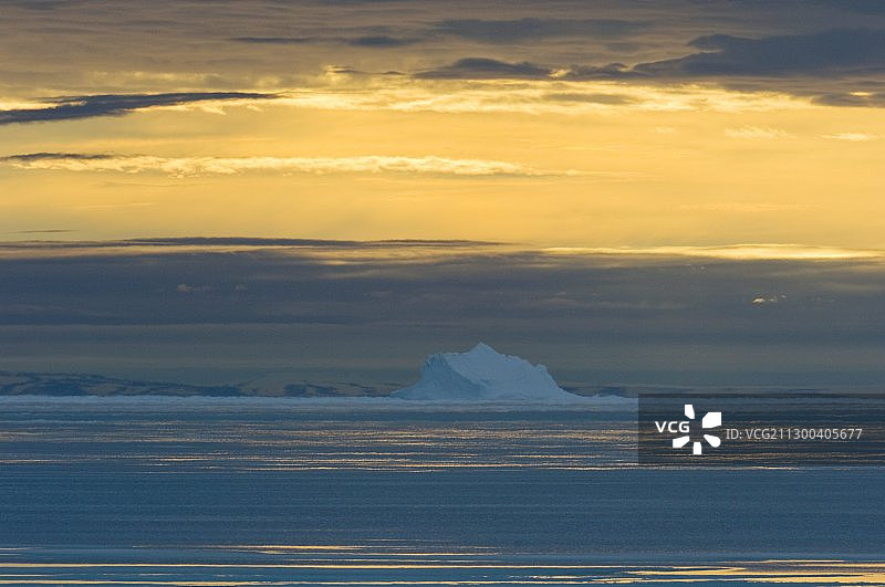 北极冰山与融化的海冰图片素材