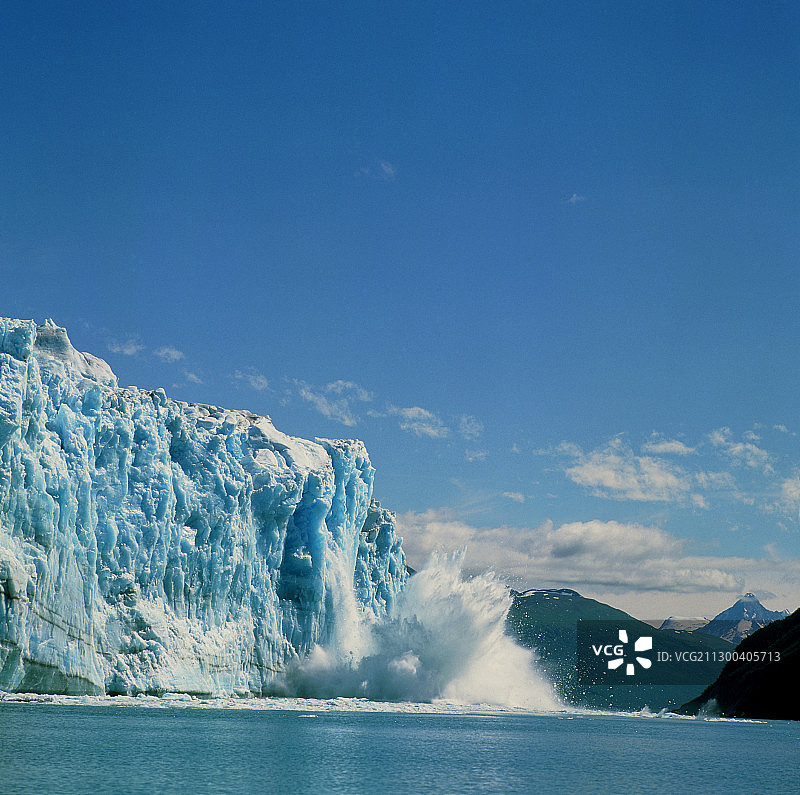 哈伯德冰川入海处崩解图片素材
