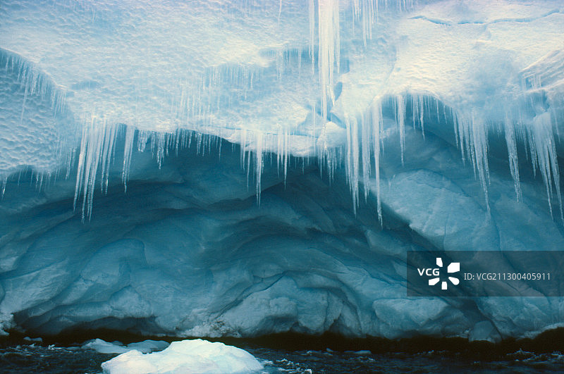 南极洲沿海冰崖上的冰柱和洞穴图片素材