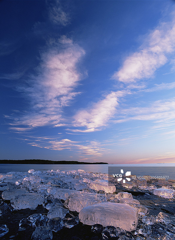 瑞典韦特恩湖上的冰图片素材