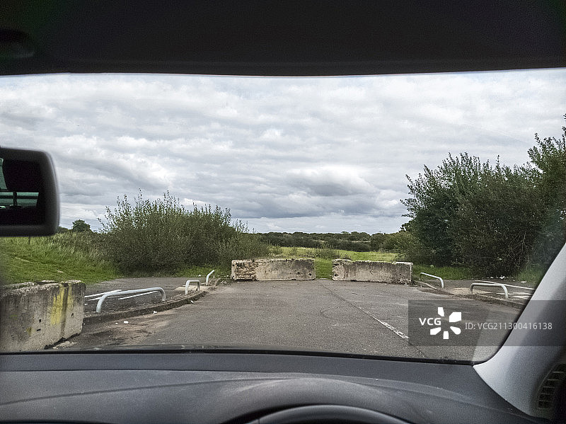 道路尽头，透过汽车挡风玻璃所见图片素材