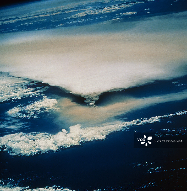 STS64航天飞机拍摄的拉包尔火山喷发图片素材