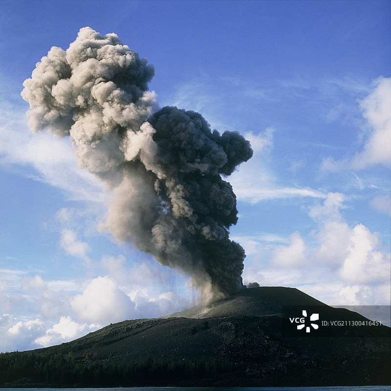 喀拉喀托火山喷发的火山灰柱图片素材