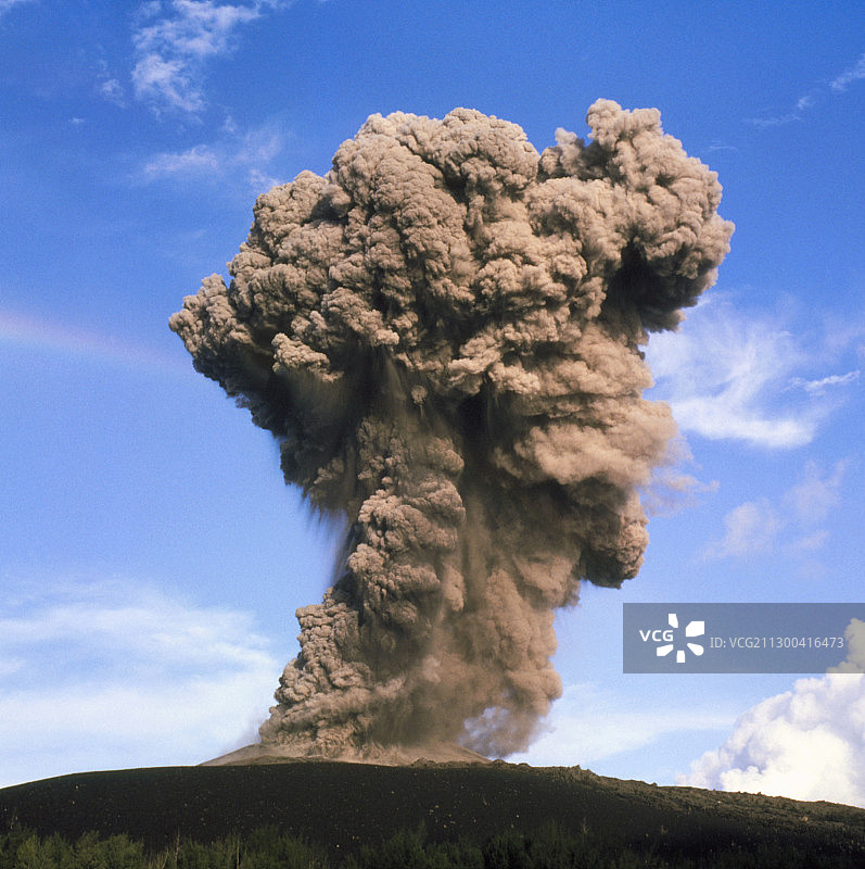 喀拉喀托火山喷发的火山灰柱图片素材