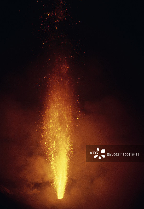 斯特龙博利火山喷发夜景图片素材