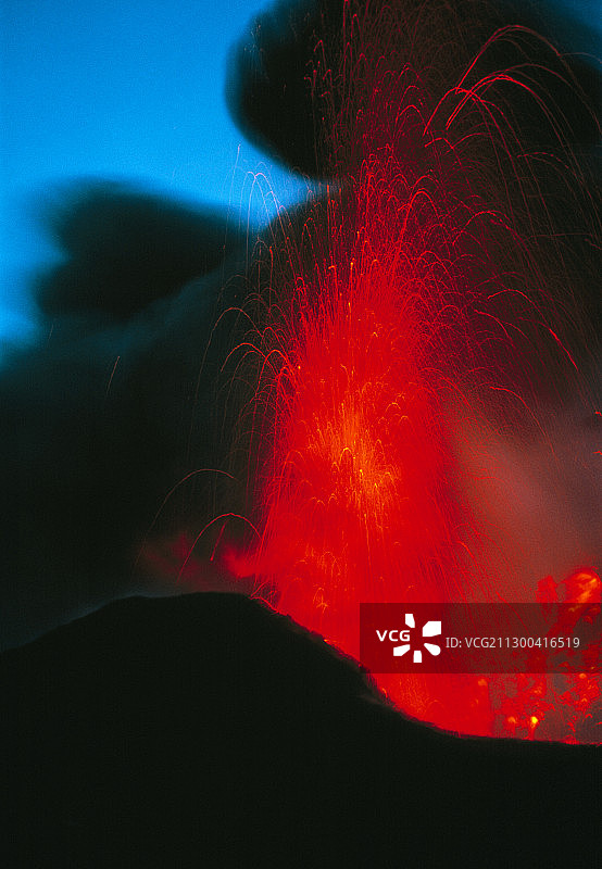 埃特纳火山喷发图片素材