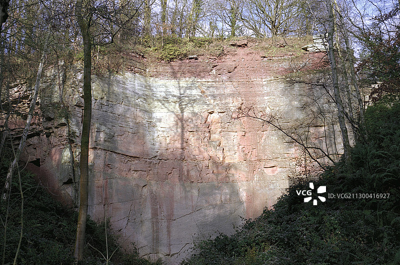 废弃采石场中裸露的砂岩图片素材