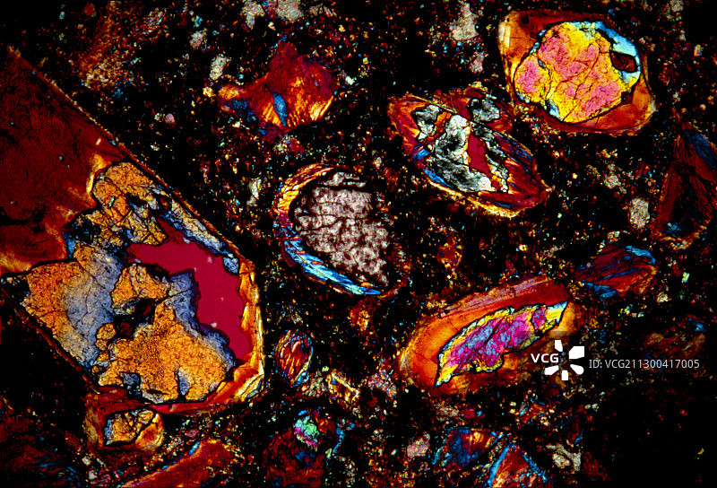 岩石中的辉石晶体图片素材