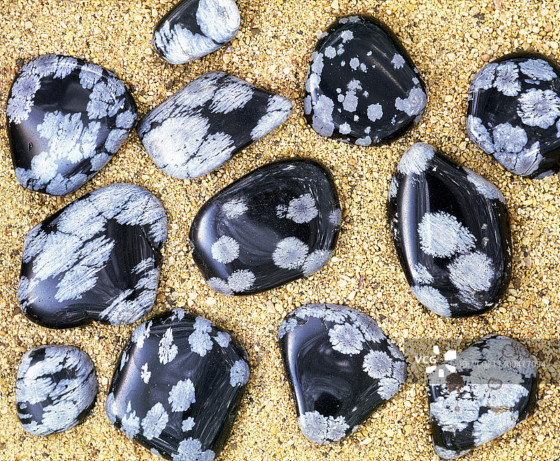 雪花黑曜石鹅卵石图片素材