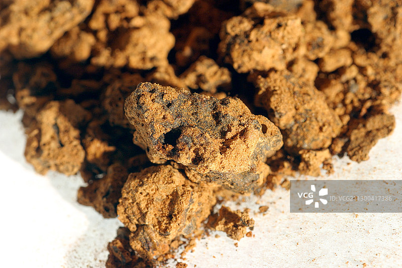 凝灰岩中的辉石晶体图片素材