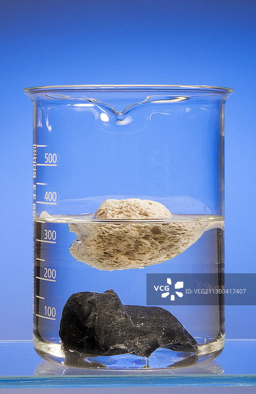 浮石和黑曜石的密度图片素材
