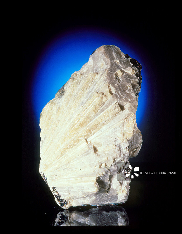 磷灰石晶体嵌在方解石中图片素材