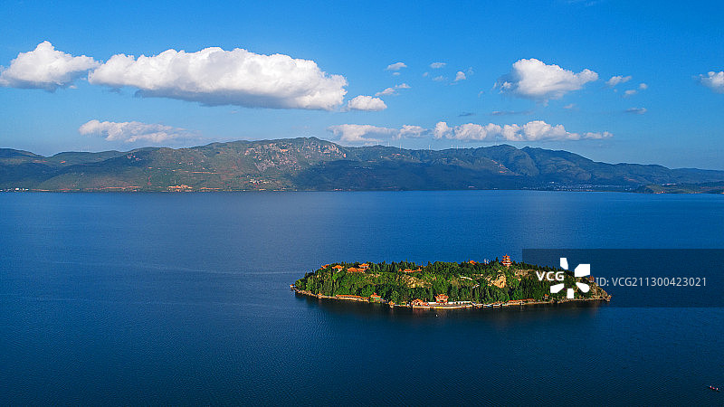 云南省玉溪市江川区（澄江市）抚仙湖孤山岛图片素材