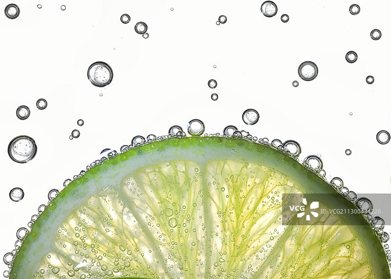 水中带气泡的青柠片图片素材