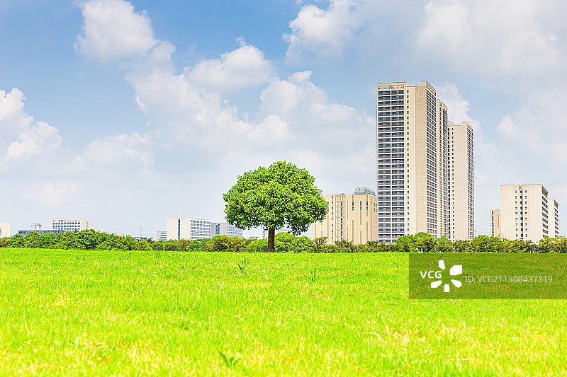 无锡市新吴区休闲草坪和软件园办公大楼图片素材