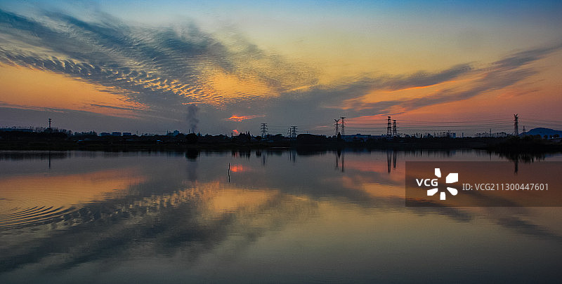 凤鸣湖水天一色图片素材