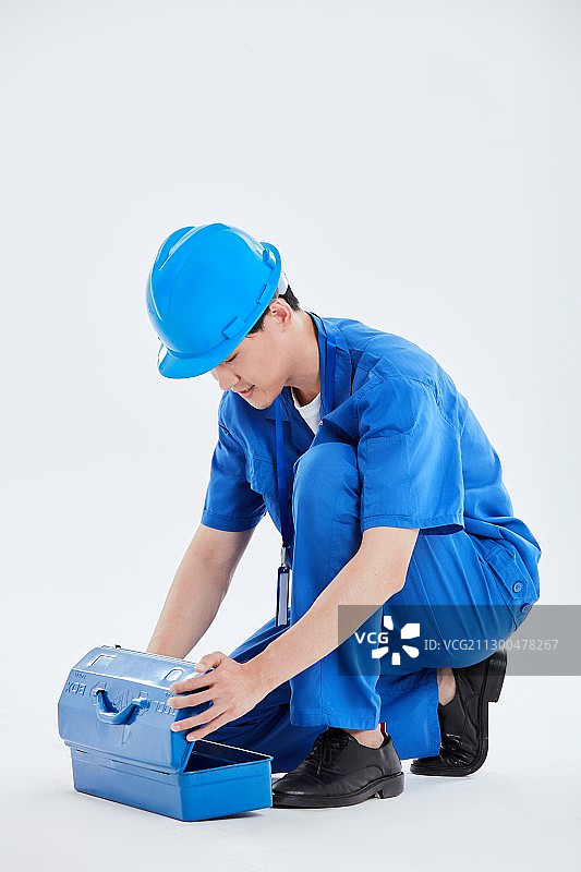 穿着蓝色工作服的男性工作人员图片素材