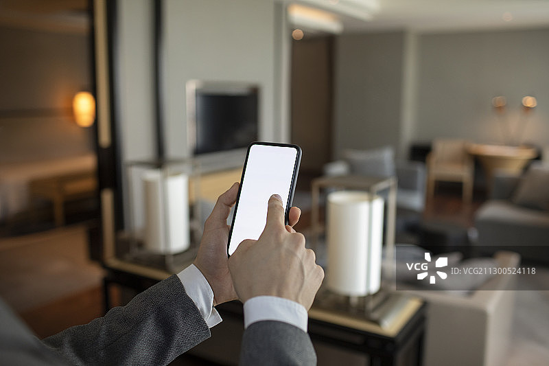 年轻商务男士和智能家居图片素材