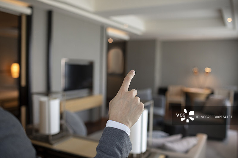 年轻商务男士和智能家居图片素材