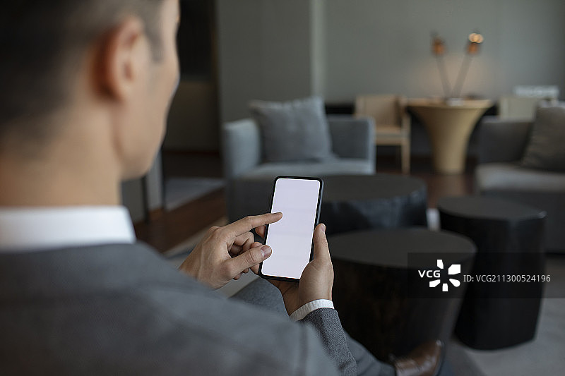 年轻商务男士和智能家居图片素材