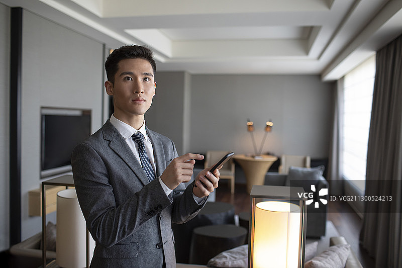 年轻商务男士和智能家居图片素材