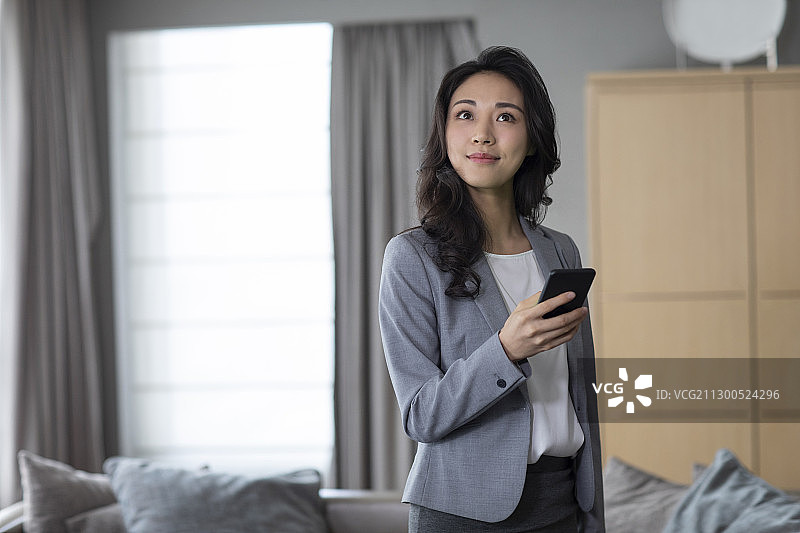 年轻商务女士和智能家居图片素材