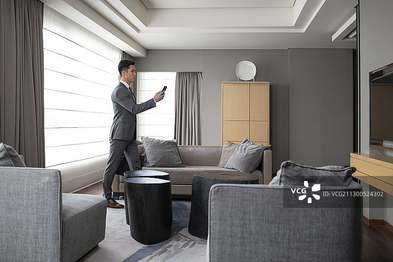 年轻商务男士和智能家居图片素材