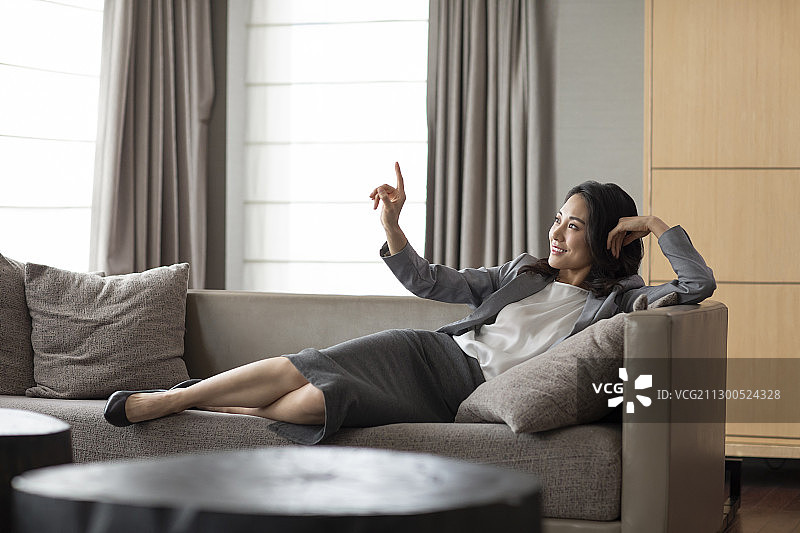 年轻商务女士和智能家居图片素材