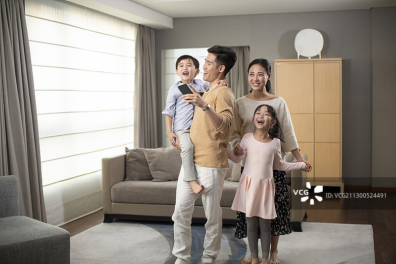 年轻家庭和智能家居图片素材