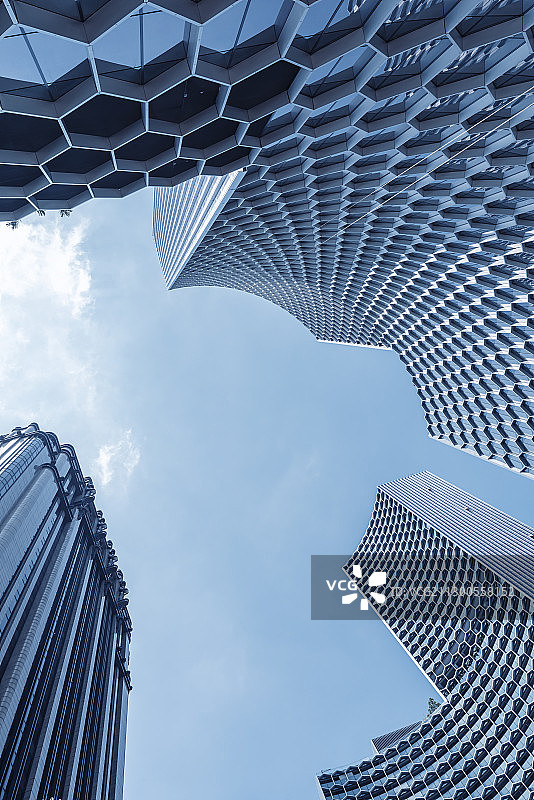 现代城市建筑仰拍视角天空图片素材