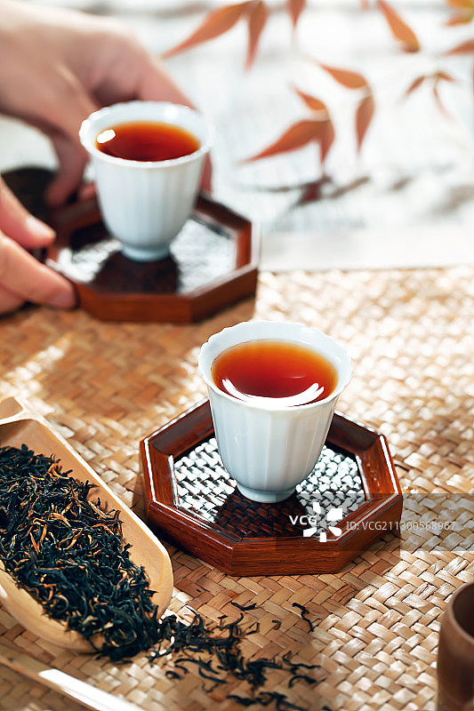 秋天冲泡品饮宜红工夫红茶图片素材