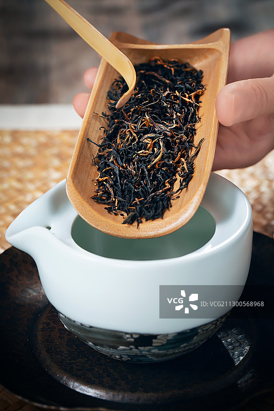 秋天冲泡品饮宜红工夫红茶图片素材