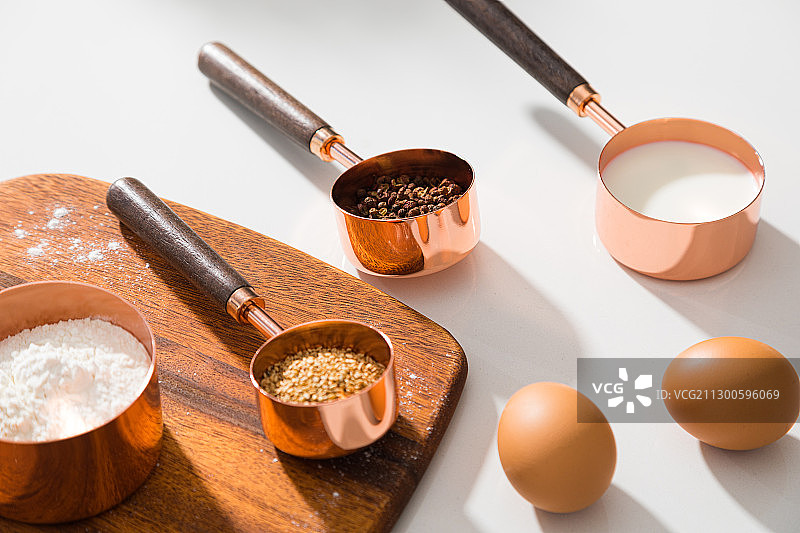 玫瑰金不锈钢量勺图片素材