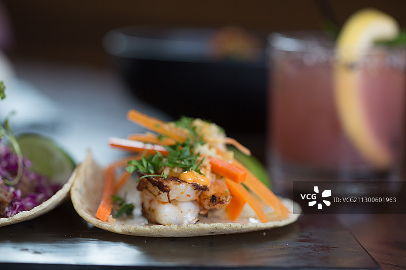 三种馅料的玉米卷：猪肉、虾和五花肉图片素材