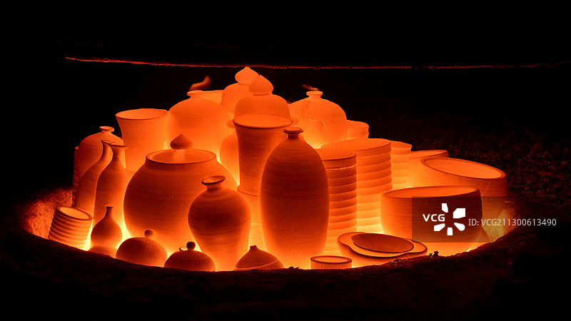 窑火中的荥经砂器土与火的艺术图片素材