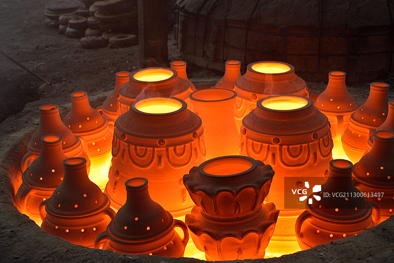 窑火中的荥经砂器土与火的艺术图片素材