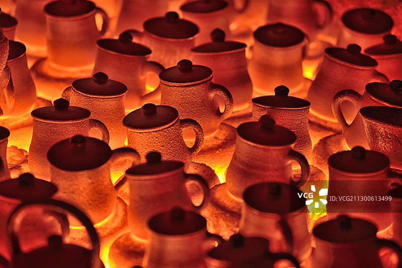 窑火中的荥经砂器土与火的艺术图片素材